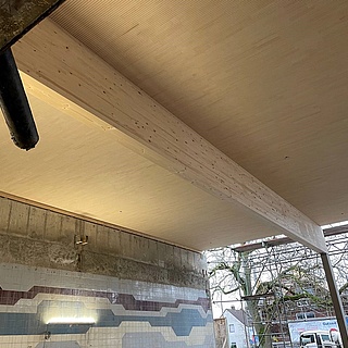 Sanierung Bauvorhaben - Lignotrend-Decke in der Schwimmhalle