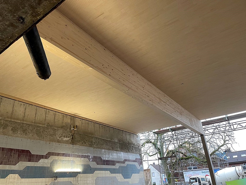 Sanierung Bauvorhaben - Lignotrend-Decke in der Schwimmhalle