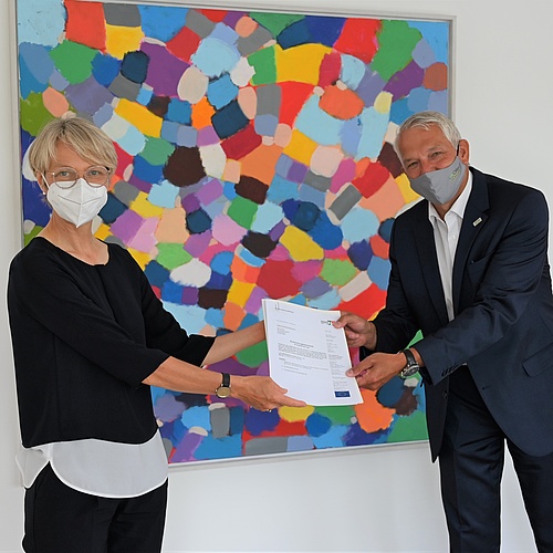 Regierungspräsidentin Dorothee Feller (links) überreicht den Förderbescheid an Bürgermeister Wilhelm Sendermann (rechts); Foto: Bezirksregierung Münster Regierungspräsidentin Dorothee Feller (links) überreicht den Förderbescheid an Bürgermeister Wilhelm Sendermann (rechts); Foto: Bezirksregierung Münster