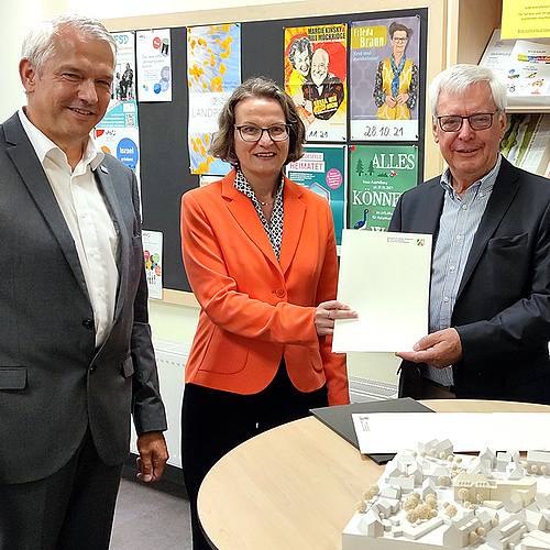Übergabe des Förderbescheids durch Ministerin Ina Scharrenbach. V.l.: Bürgermeister Sendermann, Ministerin Scharrenbach, Ludger Besse (Heimatverein Olfen) Übergabe des Förderbescheids durch Ministerin Ina Scharrenbach. V.l.: Bürgermeister Sendermann, Ministerin Scharrenbach, Ludger Besse (Heimatverein Olfen)